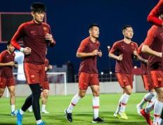 足球明星加盟中国足球俱乐部，球迷期待新赛季表现
