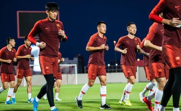 足球明星加盟中国足球俱乐部，球迷期待新赛季表现