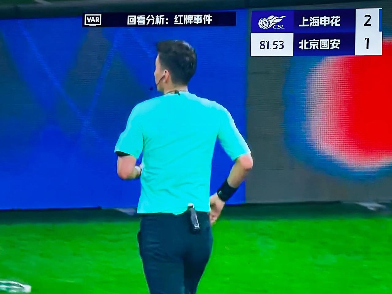 国安场边指挥情绪激动，利物浦队员怒摔水瓶的简单介绍